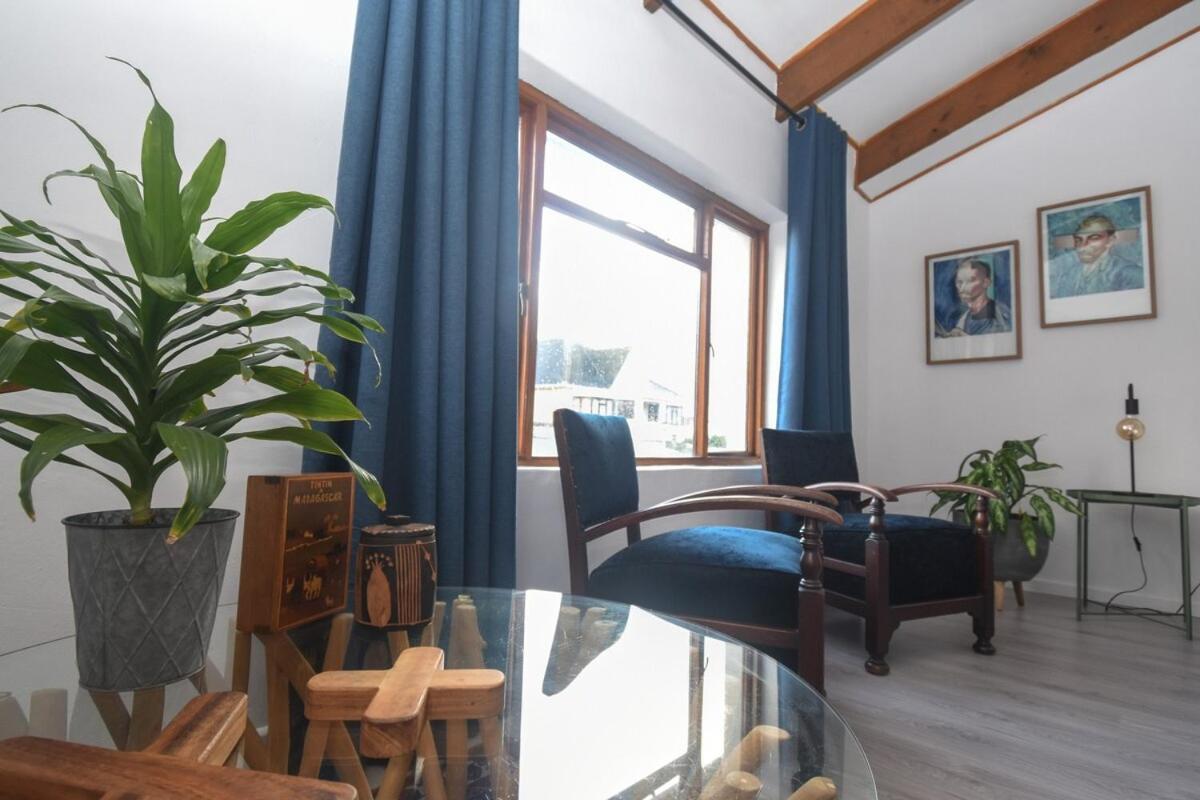 Poseidon's Pad - Eclectic 2-bedroom In Trendy Apartment