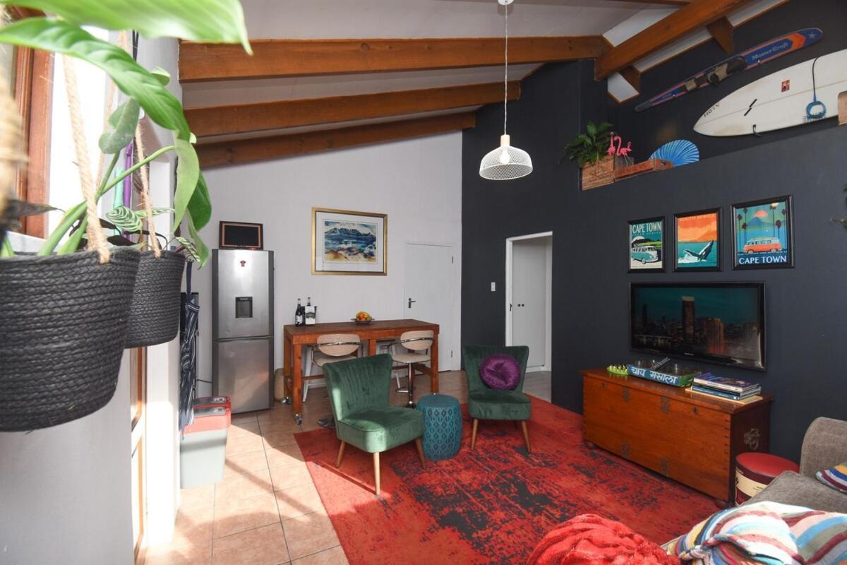 Poseidon's Pad - Eclectic 2-bedroom In Trendy Apartment
