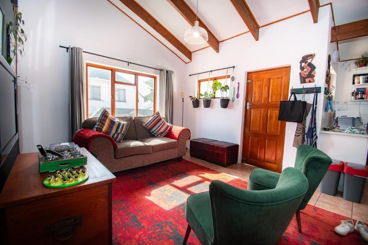 Apartment Poseidon's Pad - Eclectic 2-bedroom In Trendy