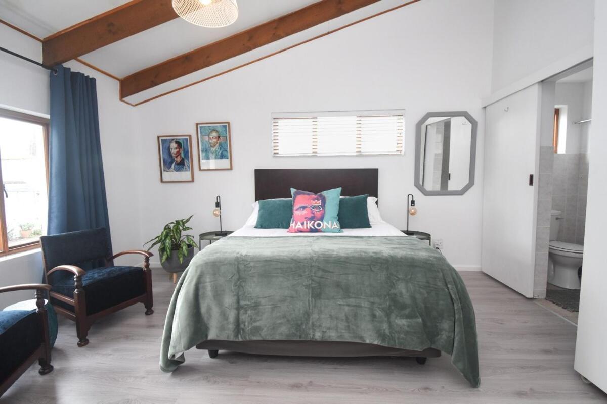 Poseidon's Pad - Eclectic 2-bedroom In Trendy