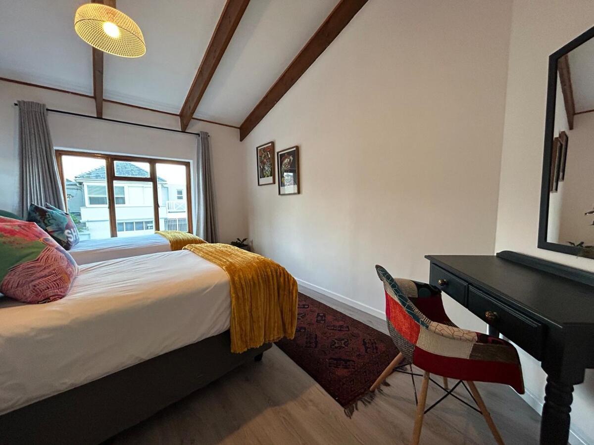 Poseidon's Pad - Eclectic 2-bedroom In Trendy Apartment