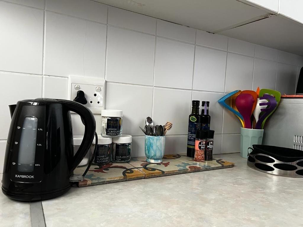 Poseidon's Pad - Eclectic 2-bedroom In Trendy Apartment