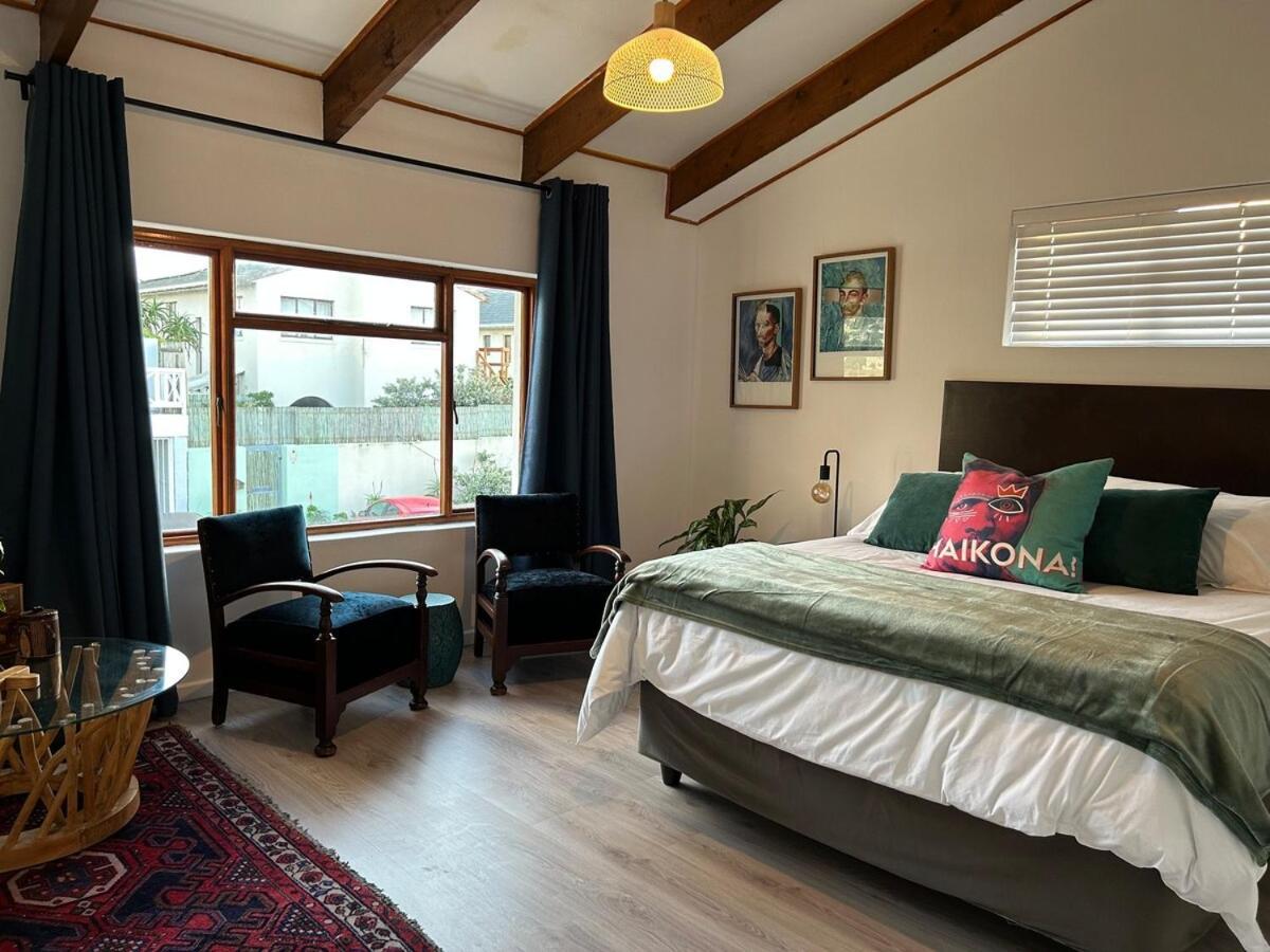 Apartment Poseidon's Pad - Eclectic 2-bedroom In Trendy