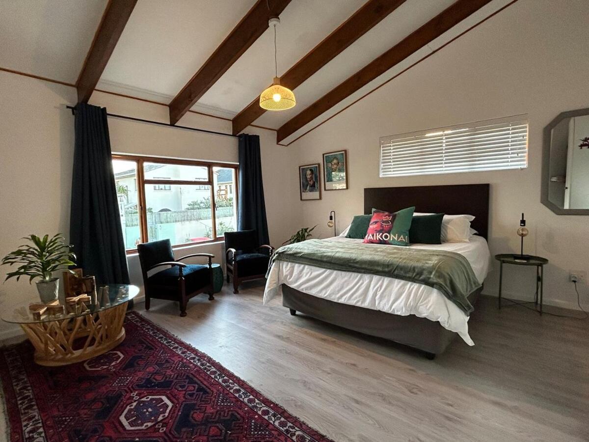Apartment Poseidon's Pad - Eclectic 2-bedroom In Trendy
