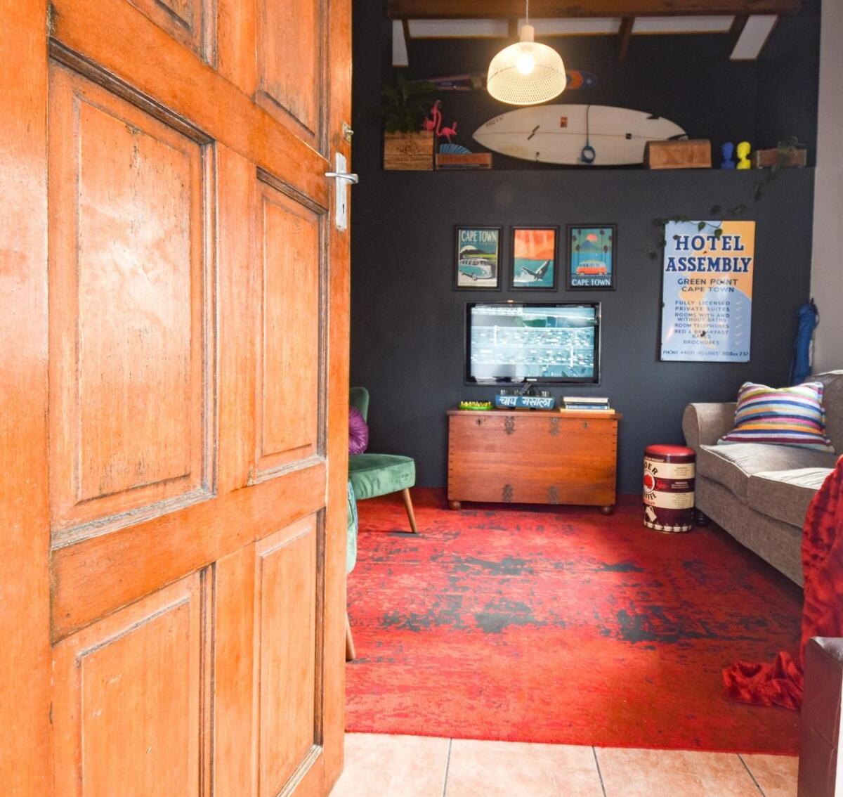 Poseidon's Pad - Eclectic 2-bedroom In Trendy Apartment