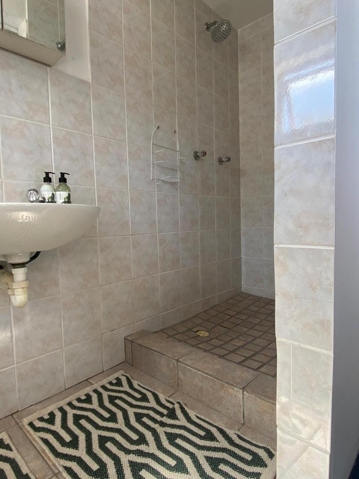 Poseidon's Pad - Eclectic 2-bedroom In Trendy Apartment *
